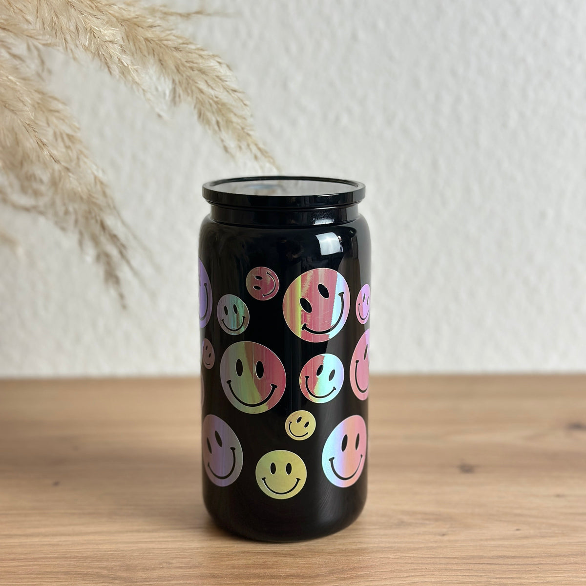 Schwarzer Kunststoffbecher mit buntem Smiley-Design und Bambusdeckel, 500 ml Kaffeebecher mit Strohhalm von Momentwerk Studio