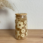 Glasbecher Daisyblüten Beige mit gebogenem Strohhalm und Bambusdeckel, ideal für Matcha oder Kaffee