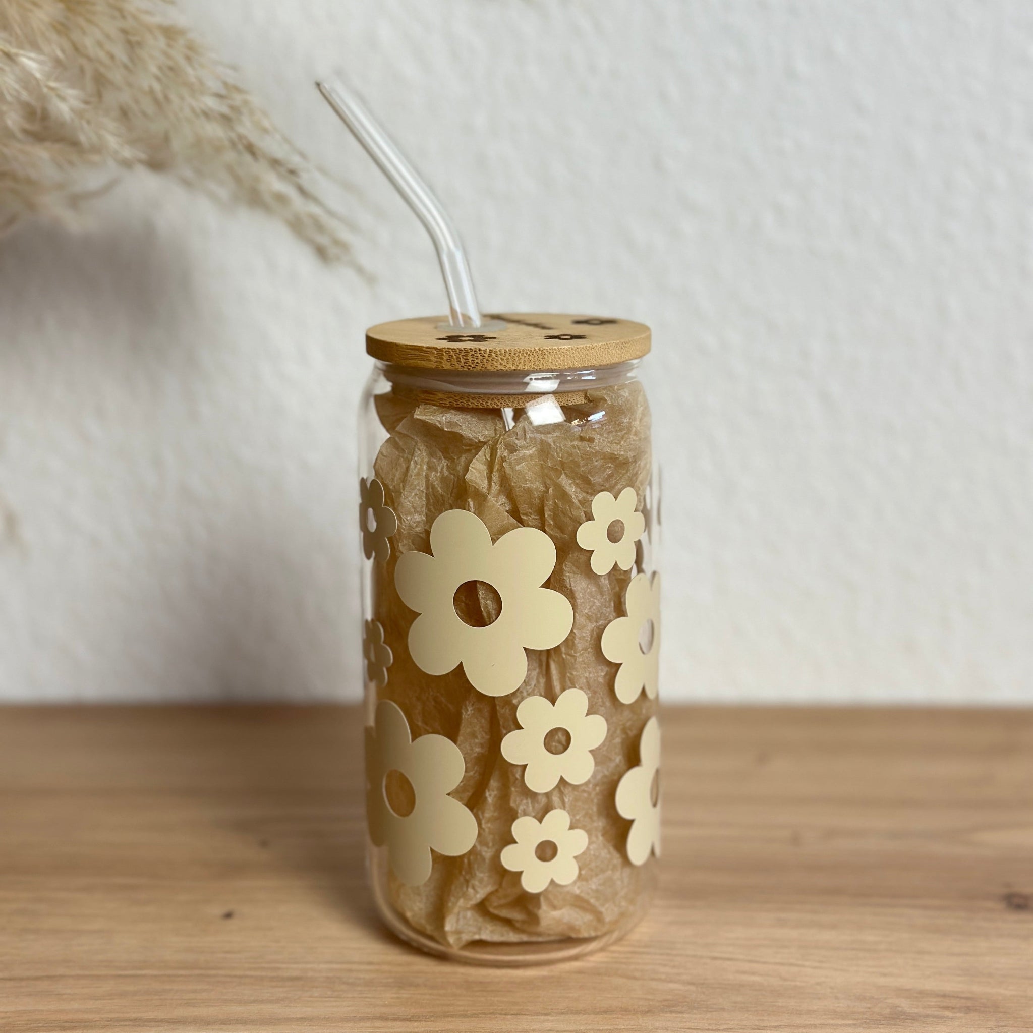 Glasbecher Daisyblüten Beige mit gebogenem Strohhalm und Bambusdeckel, ideal für Matcha oder Kaffee