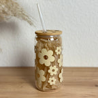 Handgefertigter Glasbecher Daisyblüten Beige als Geschenkidee, Frontalansicht mit Deckel