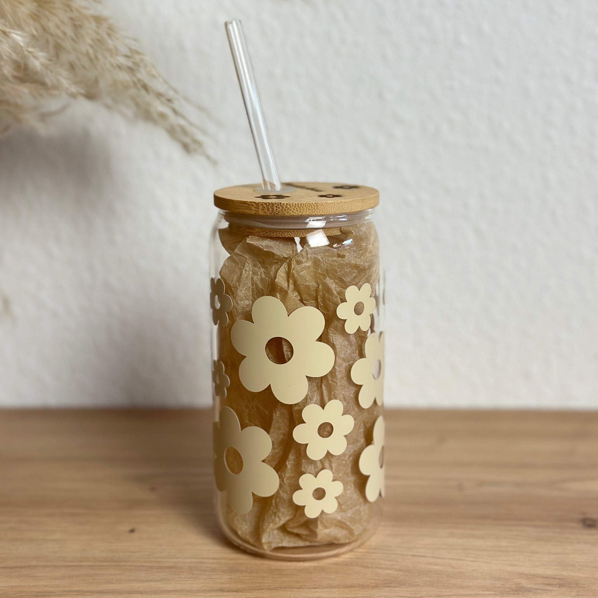 Handgefertigter Glasbecher Daisyblüten Beige als Geschenkidee, Frontalansicht mit Deckel