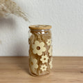 Glasbecher mit Daisyblüten-Design in Beige und Bambusdeckel, 500ml Matcha- und Kaffeeglas von MOMENTWERK Studio