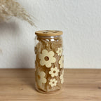 Glasbecher mit Daisyblüten-Design in Beige und Bambusdeckel, 500ml Matcha- und Kaffeeglas von MOMENTWERK Studio