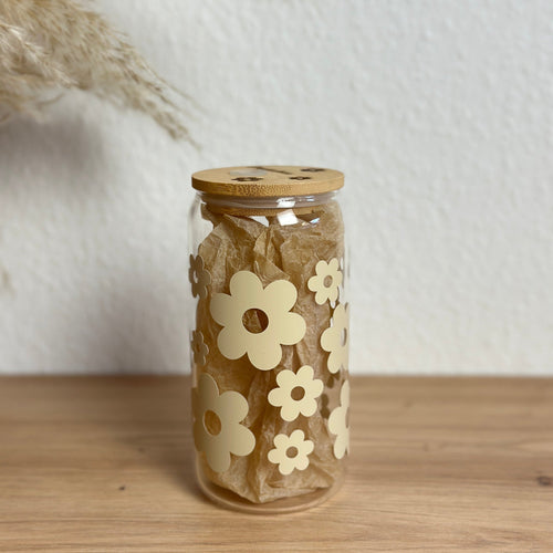 Glasbecher mit Daisyblüten-Design in Beige und Bambusdeckel, 500ml Matcha- und Kaffeeglas von MOMENTWERK Studio