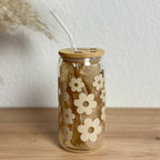 Glasbecher Daisyblüten Dunkelbeige mit gebogenem Strohhalm und Bambusdeckel, ideal für Matcha oder Kaffee