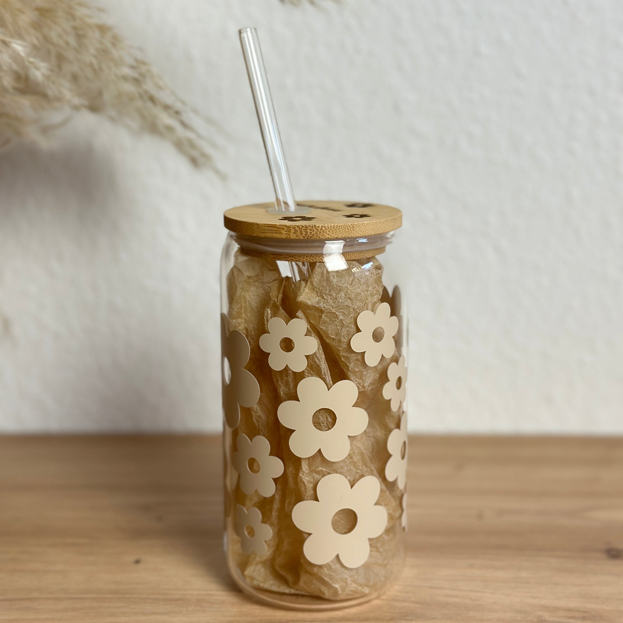 Handgefertigter Glasbecher Daisyblüten Dunkelbeige als Geschenkidee, Frontalansicht mit Deckel