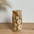 Glasbecher mit Daisyblüten-Design in Dunkelbeige und Bambusdeckel, 500ml Matcha- und Kaffeeglas von MOMENTWERK Studio