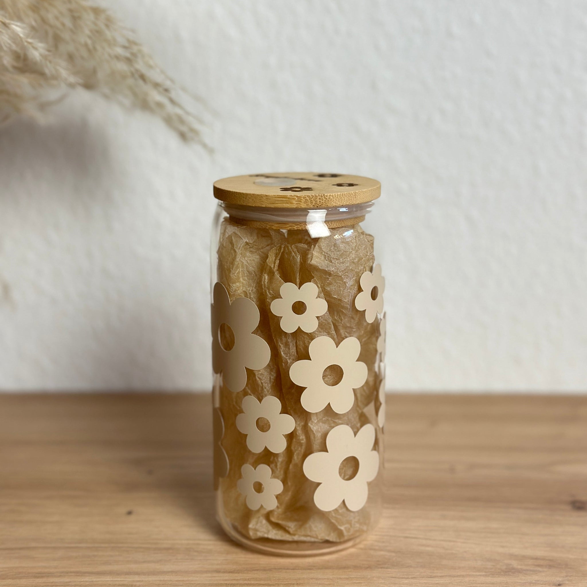 Glasbecher mit Daisyblüten-Design in Dunkelbeige und Bambusdeckel, 500ml Matcha- und Kaffeeglas von MOMENTWERK Studio