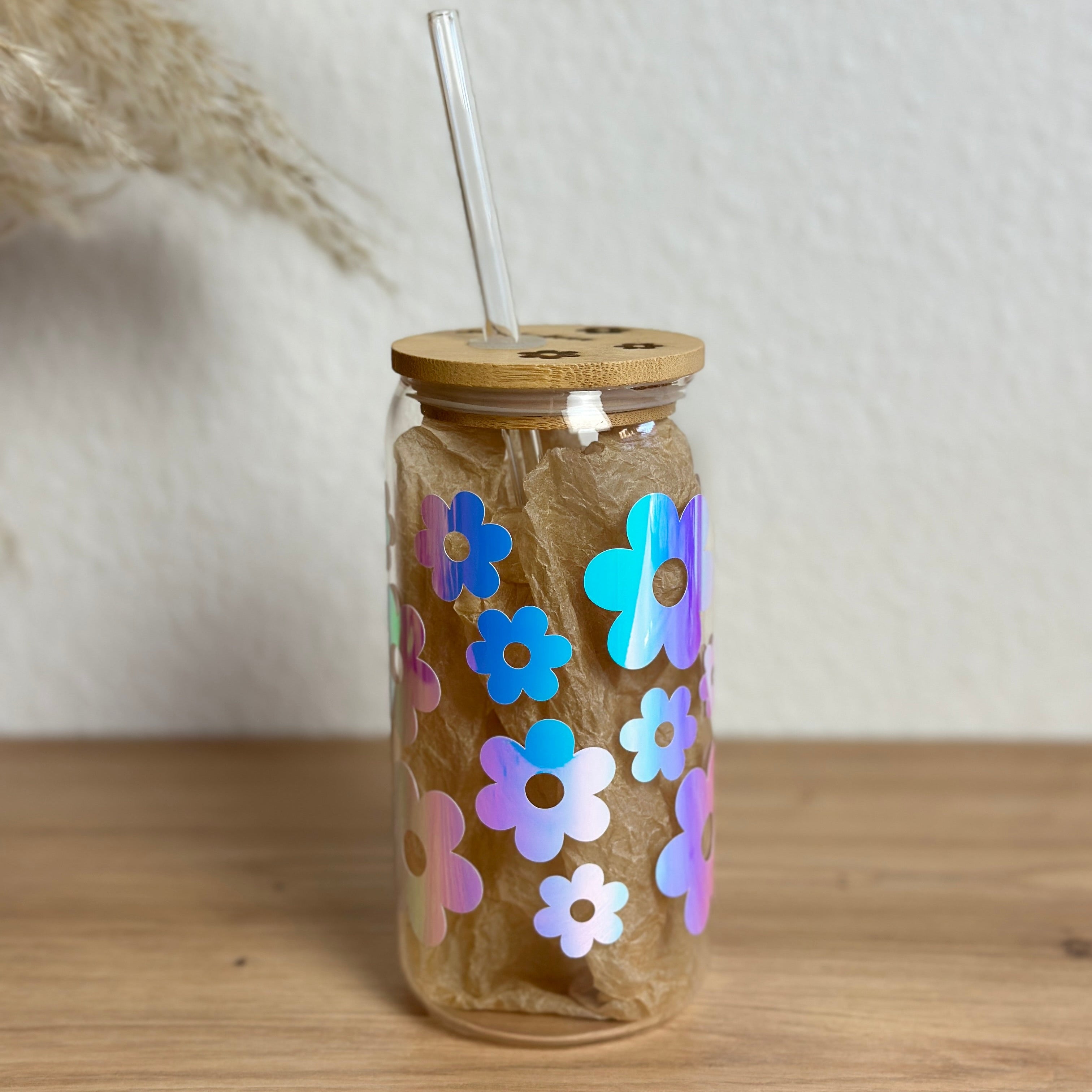 Glasbecher_Daisy_holo_opal_white_mit_Strohhalm_gerade