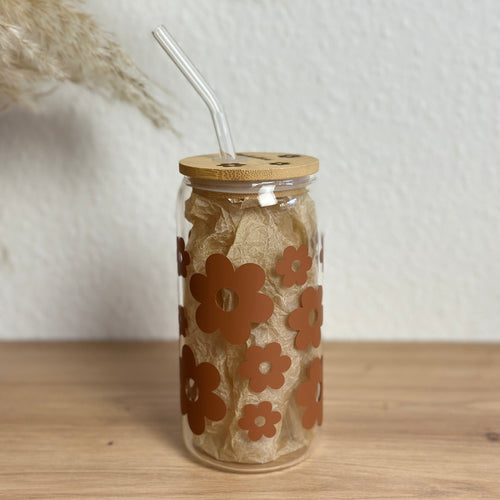 Glasbecher Daisyblüten Lehmbraun mit gebogenem Strohhalm und Bambusdeckel, ideal für Matcha oder Kaffee