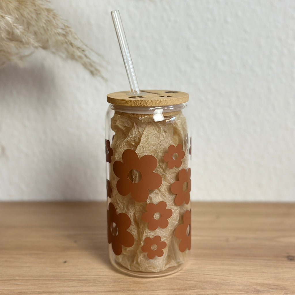 Handgefertigter Glasbecher Daisyblüten Lehmbraun als Geschenkidee, Frontalansicht mit Deckel