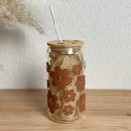 Handgefertigter Glasbecher Daisyblüten Lehmbraun als Geschenkidee, Frontalansicht mit Deckel