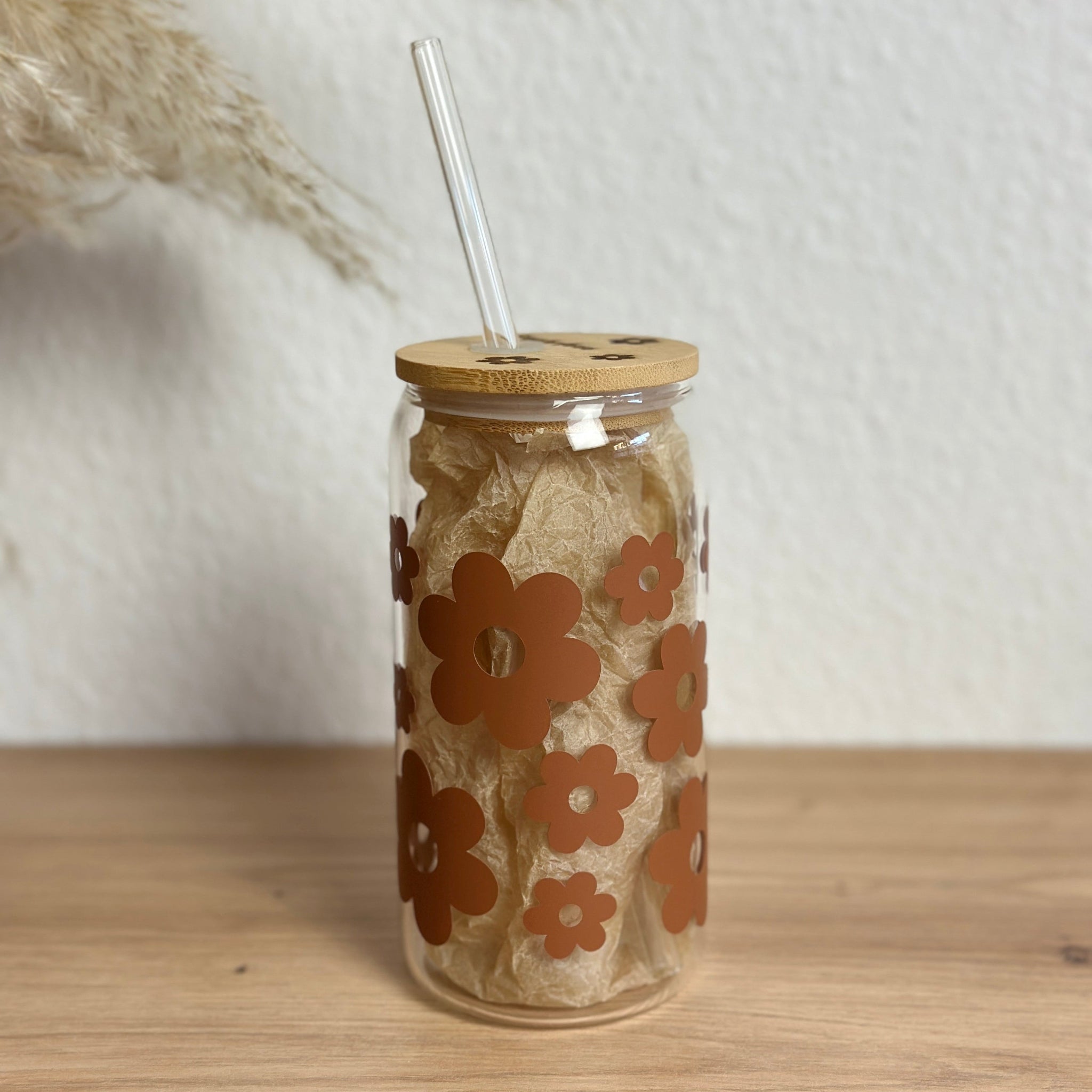 Handgefertigter Glasbecher Daisyblüten Lehmbraun als Geschenkidee, Frontalansicht mit Deckel