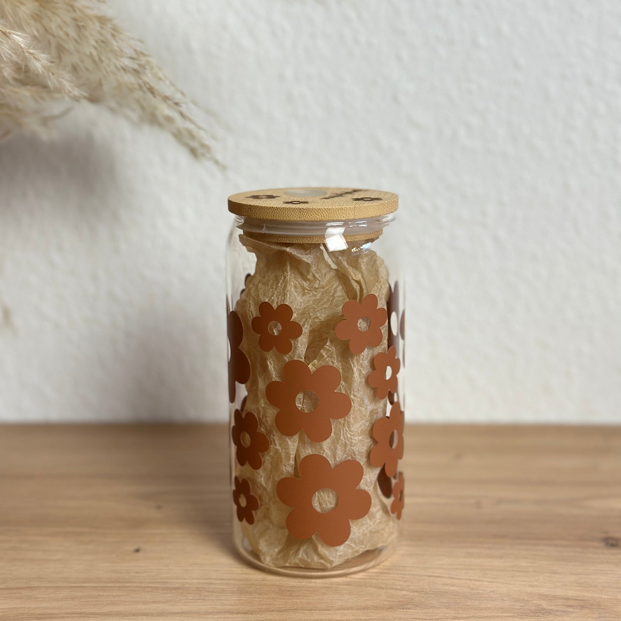 Glasbecher mit Daisyblüten-Design in Lehmbraun und Bambusdeckel, 500ml Matcha- und Kaffeeglas von MOMENTWERK Studio