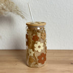 Handgefertigter Glasbecher Daisyblüten Beige Multicolor als Geschenkidee, Frontalansicht mit Deckel