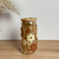 Glasbecher mit Daisyblüten-Design in Beige Multicolor und Bambusdeckel, 500ml Matcha- und Kaffeeglas von MOMENTWERK Studio