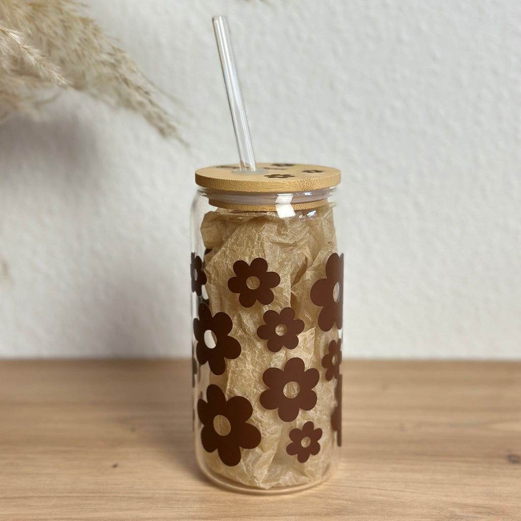 Handgefertigter Glasbecher Daisyblüten Nougatbraun als Geschenkidee, Frontalansicht mit Deckel