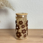 Glasbecher mit Daisyblüten-Design in Nougatbraun und Bambusdeckel, 500ml Matcha- und Kaffeeglas von MOMENTWERK Studio