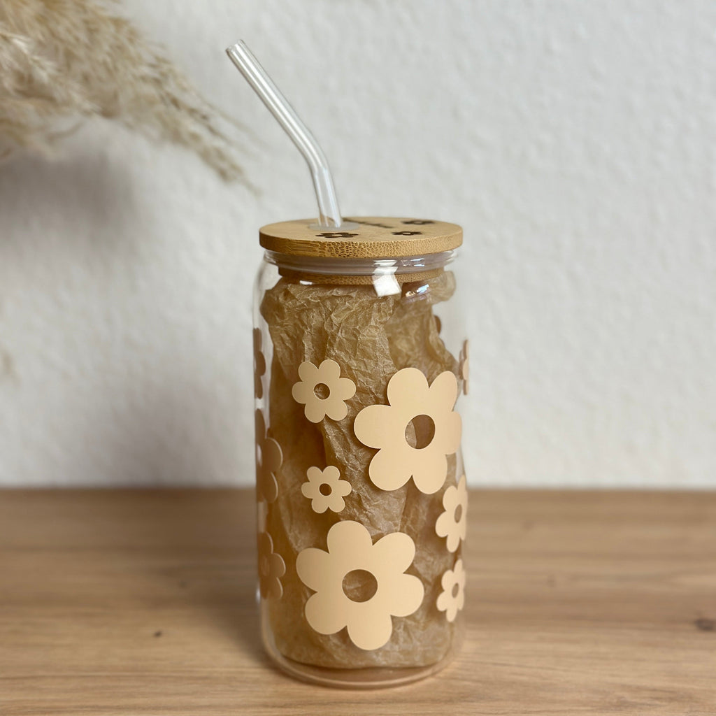 Glasbecher Daisyblüten Safrangelb mit gebogenem Strohhalm und Bambusdeckel, ideal für Matcha oder Kaffee