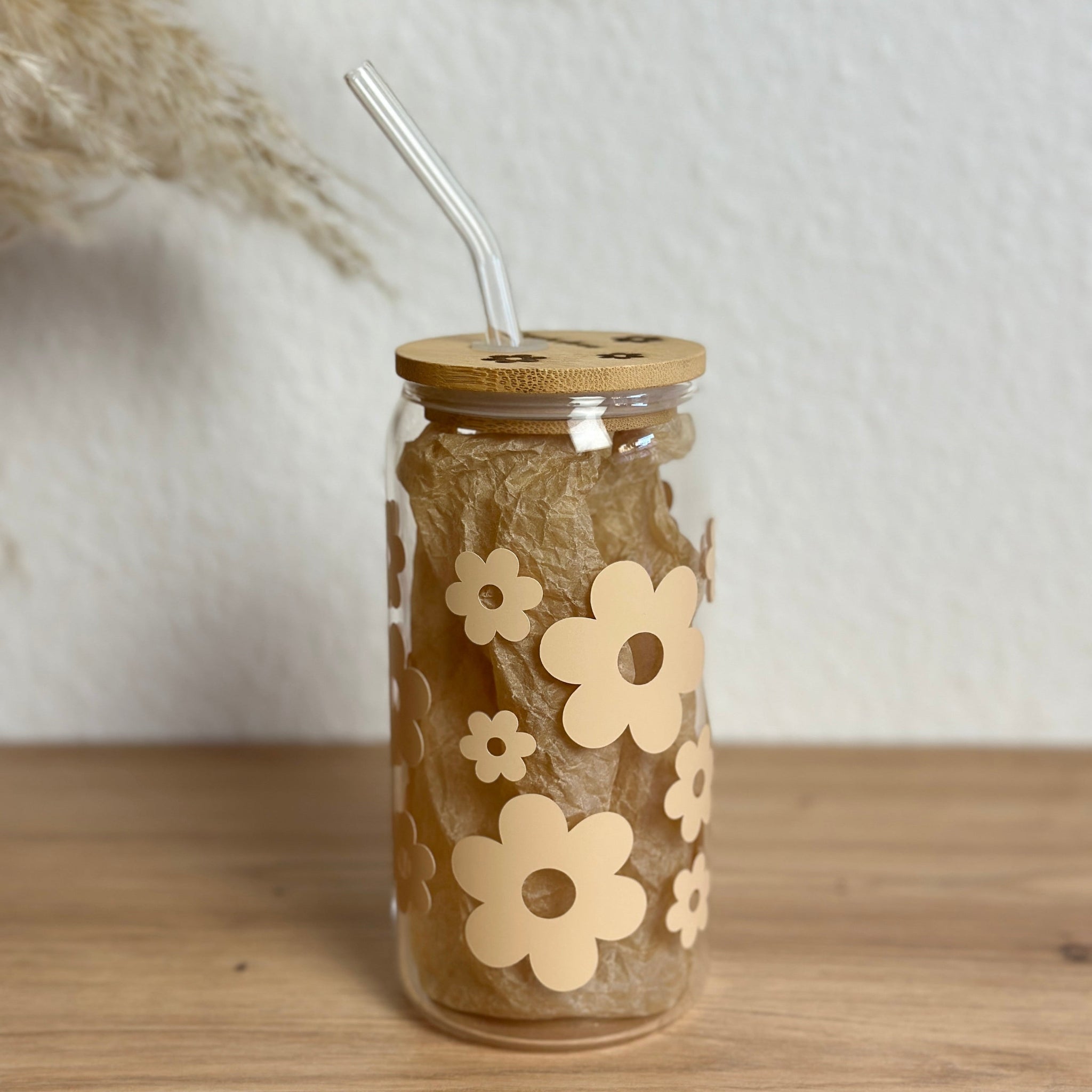 Glasbecher Daisyblüten Safrangelb mit gebogenem Strohhalm und Bambusdeckel, ideal für Matcha oder Kaffee