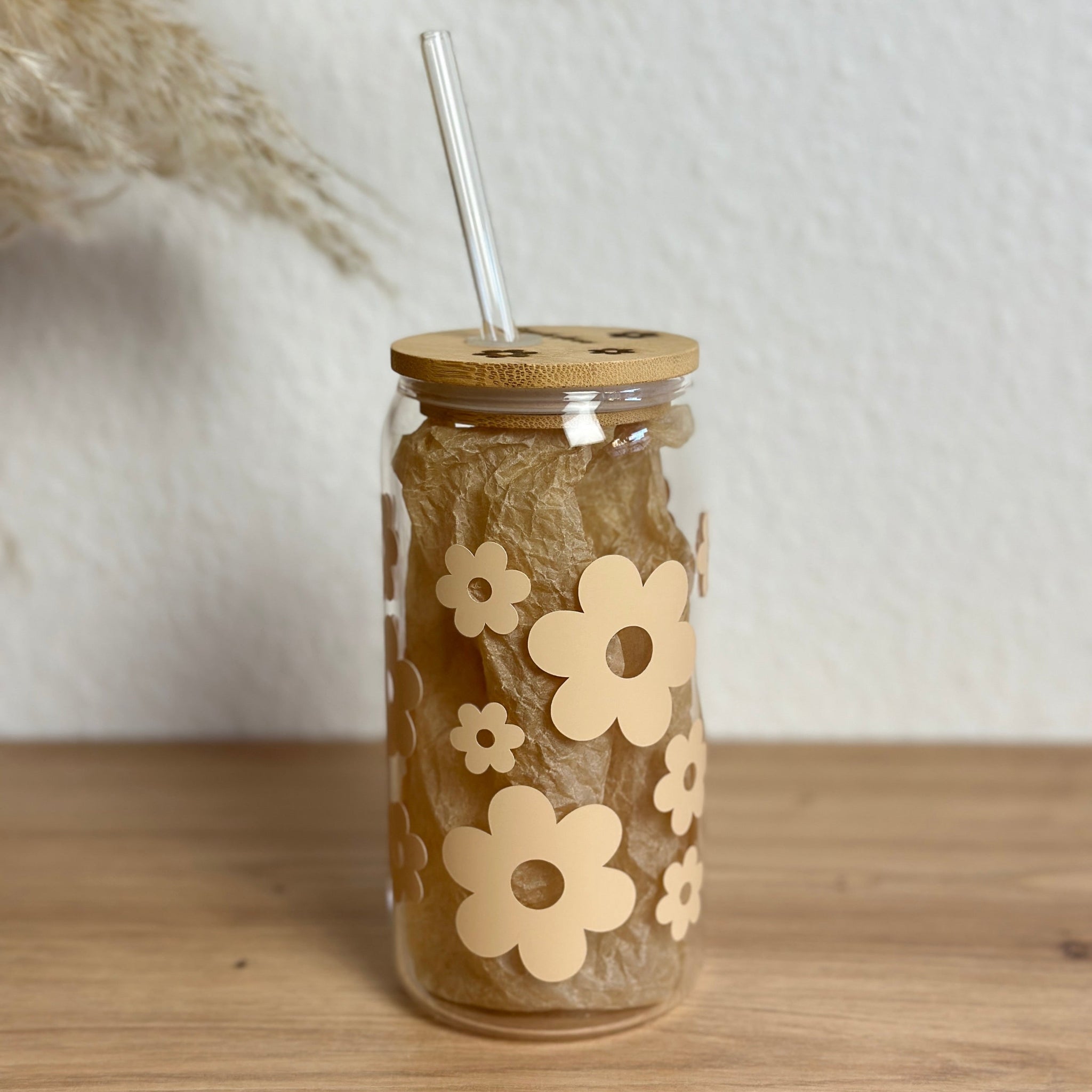 Handgefertigter Glasbecher Daisyblüten Safrangelb als Geschenkidee, Frontalansicht mit Deckel