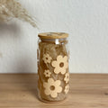 Glasbecher mit Daisyblüten-Design in Safrangelb und Bambusdeckel, 500ml Matcha- und Kaffeeglas von MOMENTWERK Studio