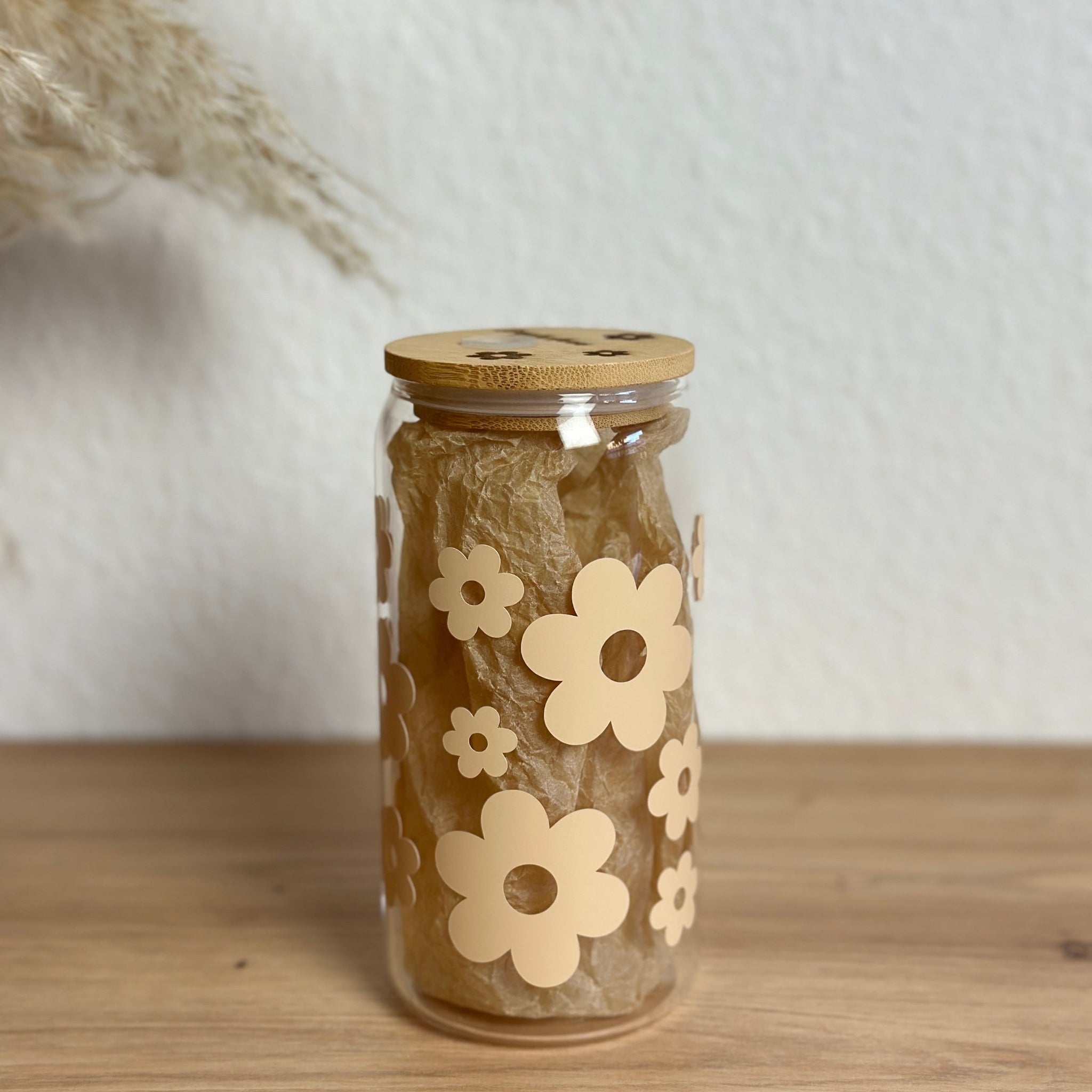 Glasbecher mit Daisyblüten-Design in Safrangelb und Bambusdeckel, 500ml Matcha- und Kaffeeglas von MOMENTWERK Studio