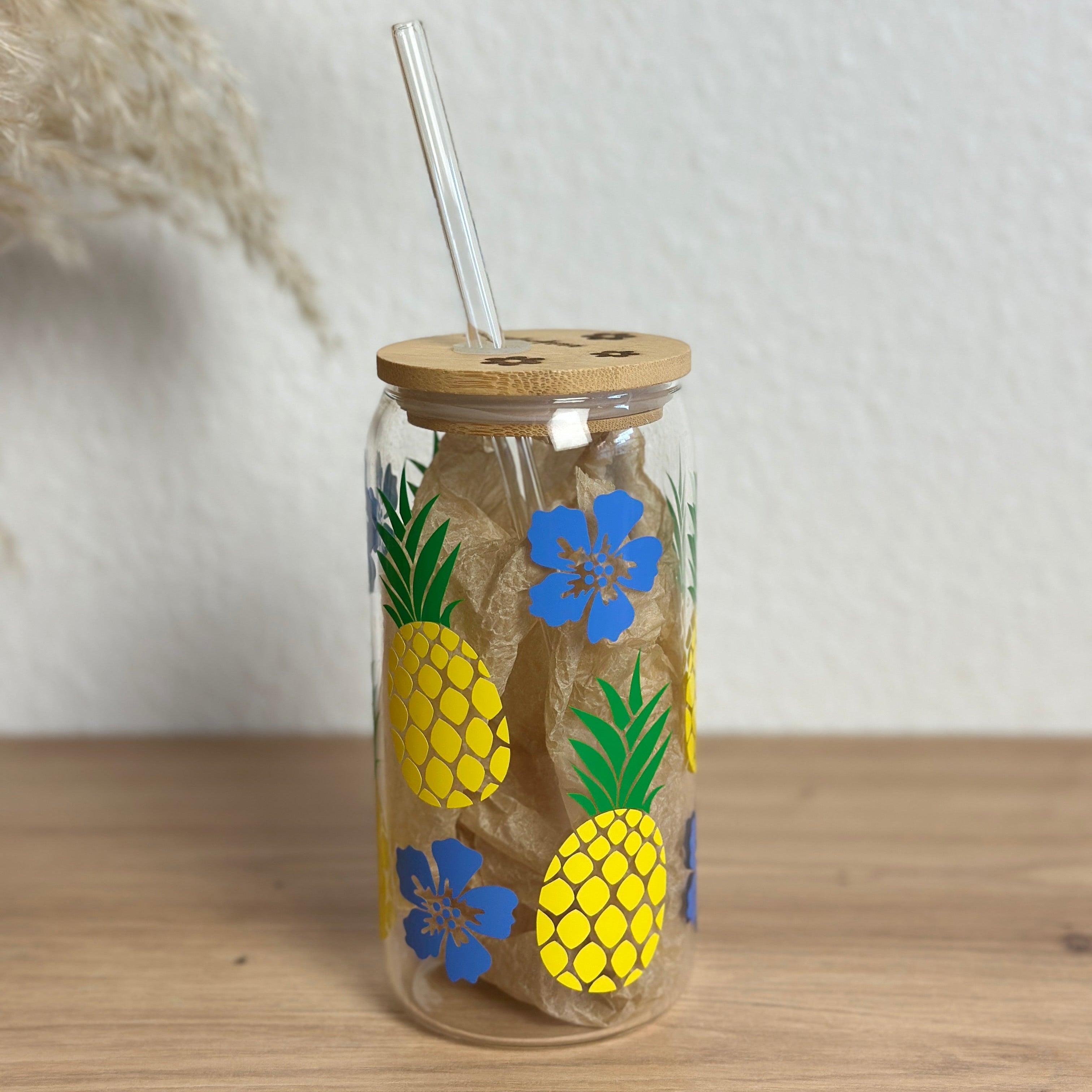 Glasbecher_Früchte_Ananas_mit_Strohhalm_gerade