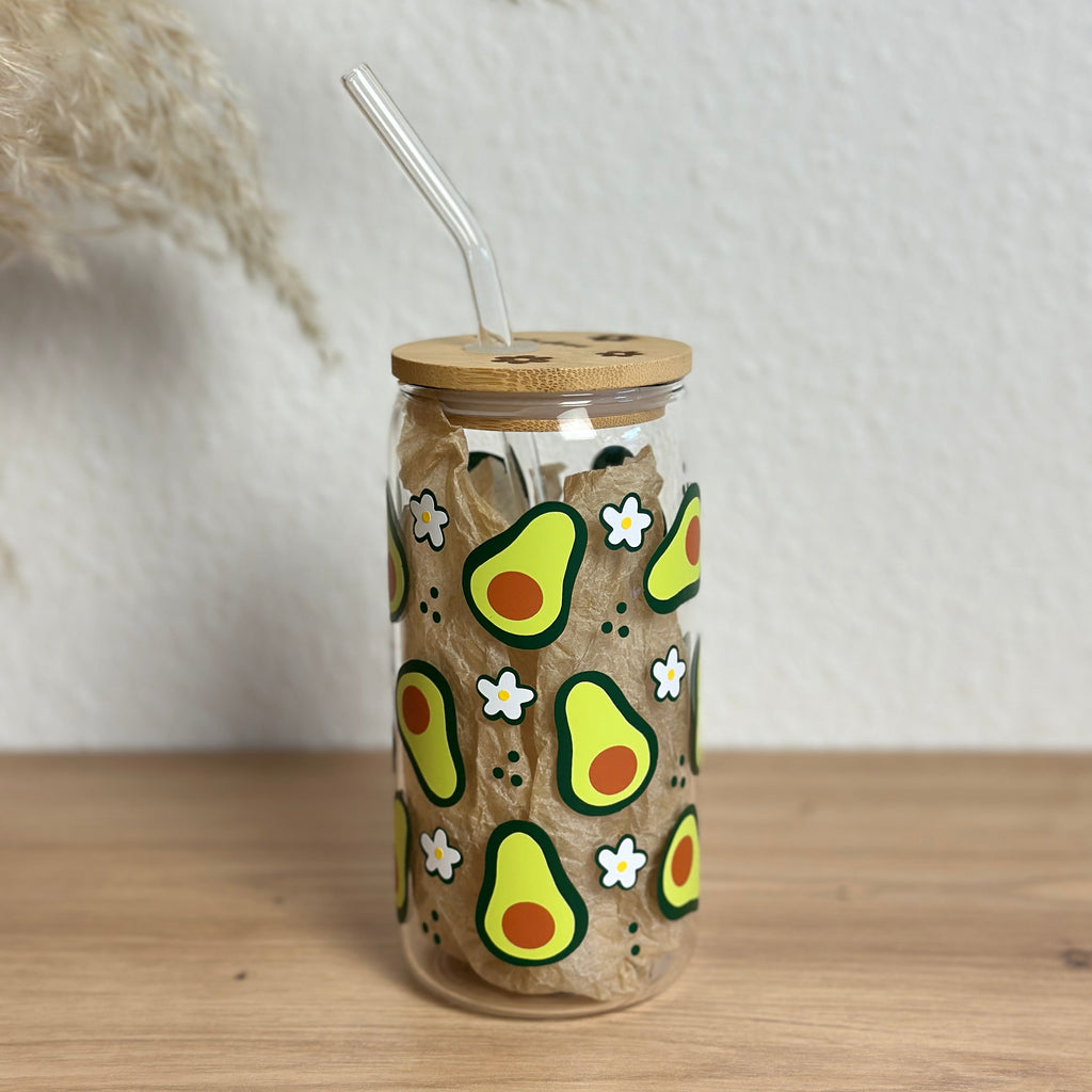 Glasbecher_Früchte_Avocado_mit_Strohhalm_gebogen