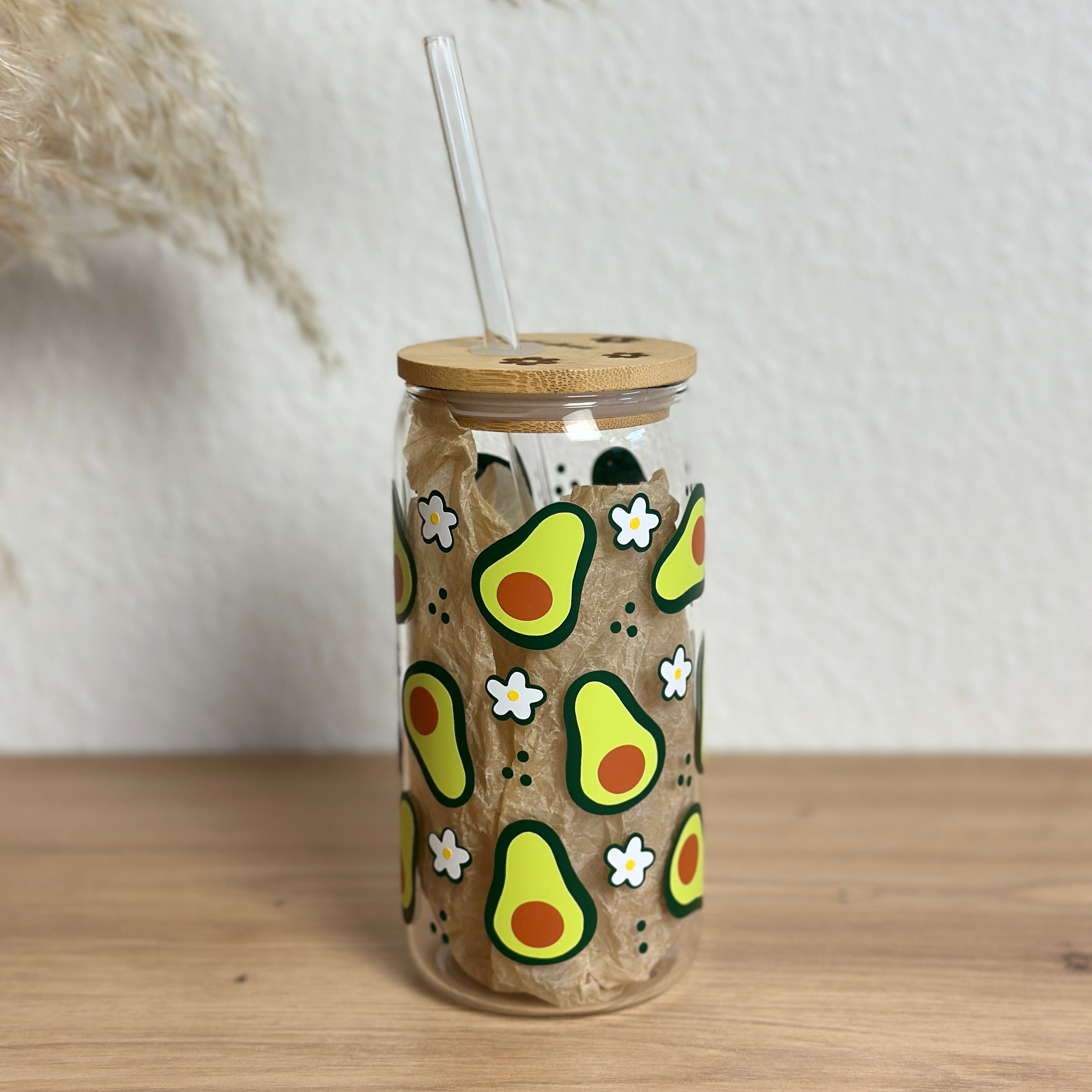 Glasbecher_Früchte_Avocado_mit_Strohhalm_gerade