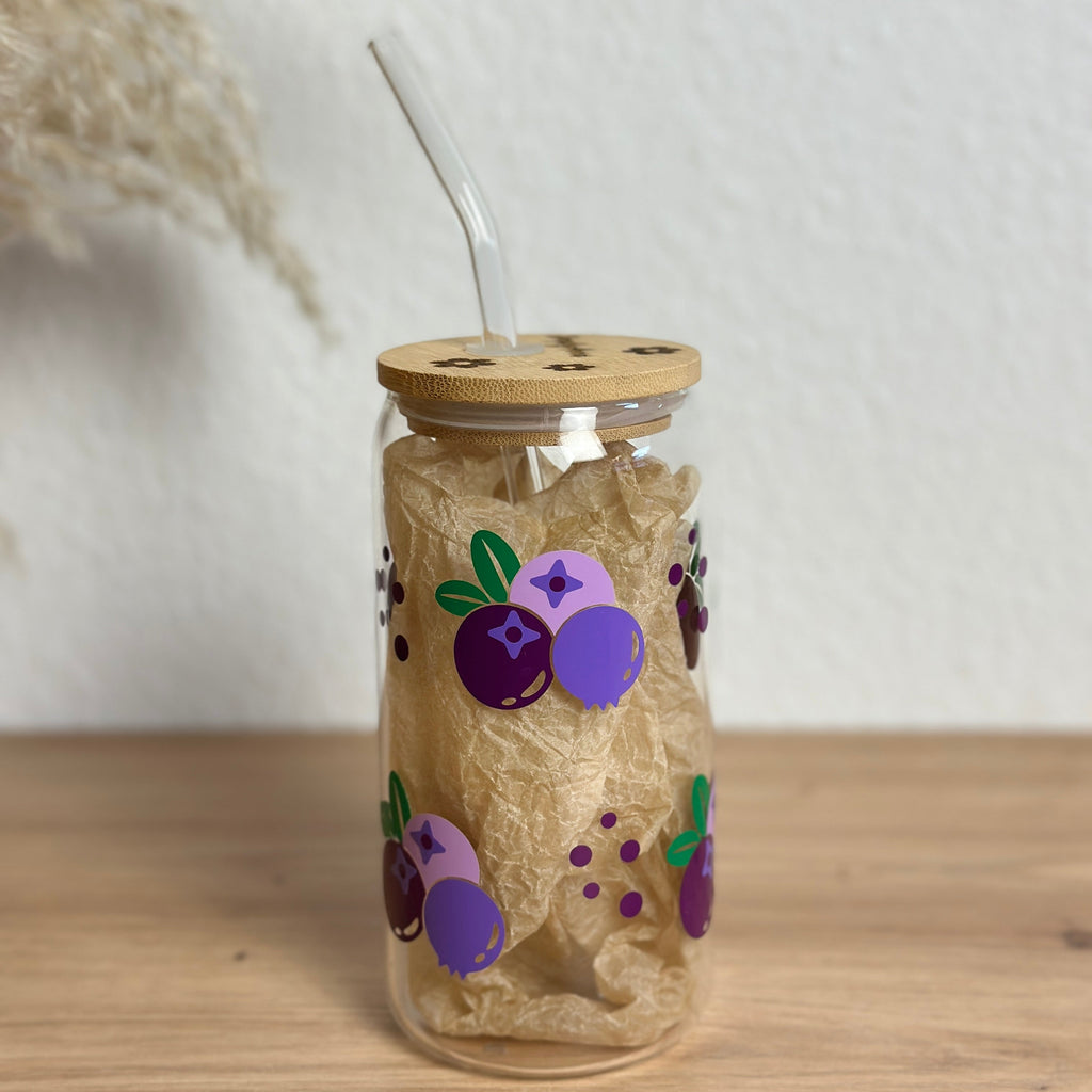 Glasbecher_Früchte_Blaubeeren_mit_Strohhalm_gebogen