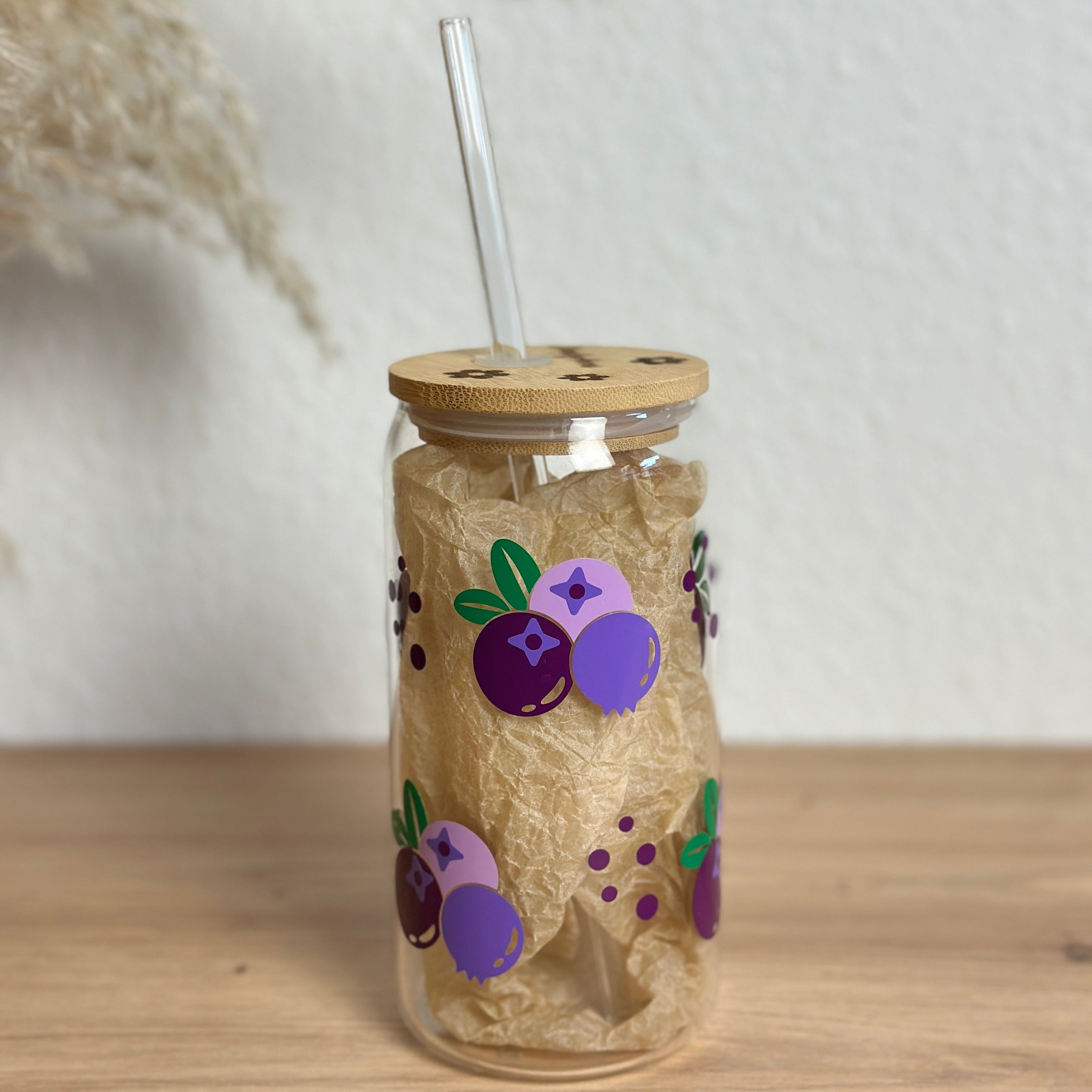 Glasbecher_Früchte_Blaubeeren_mit_Strohhalm_gerade