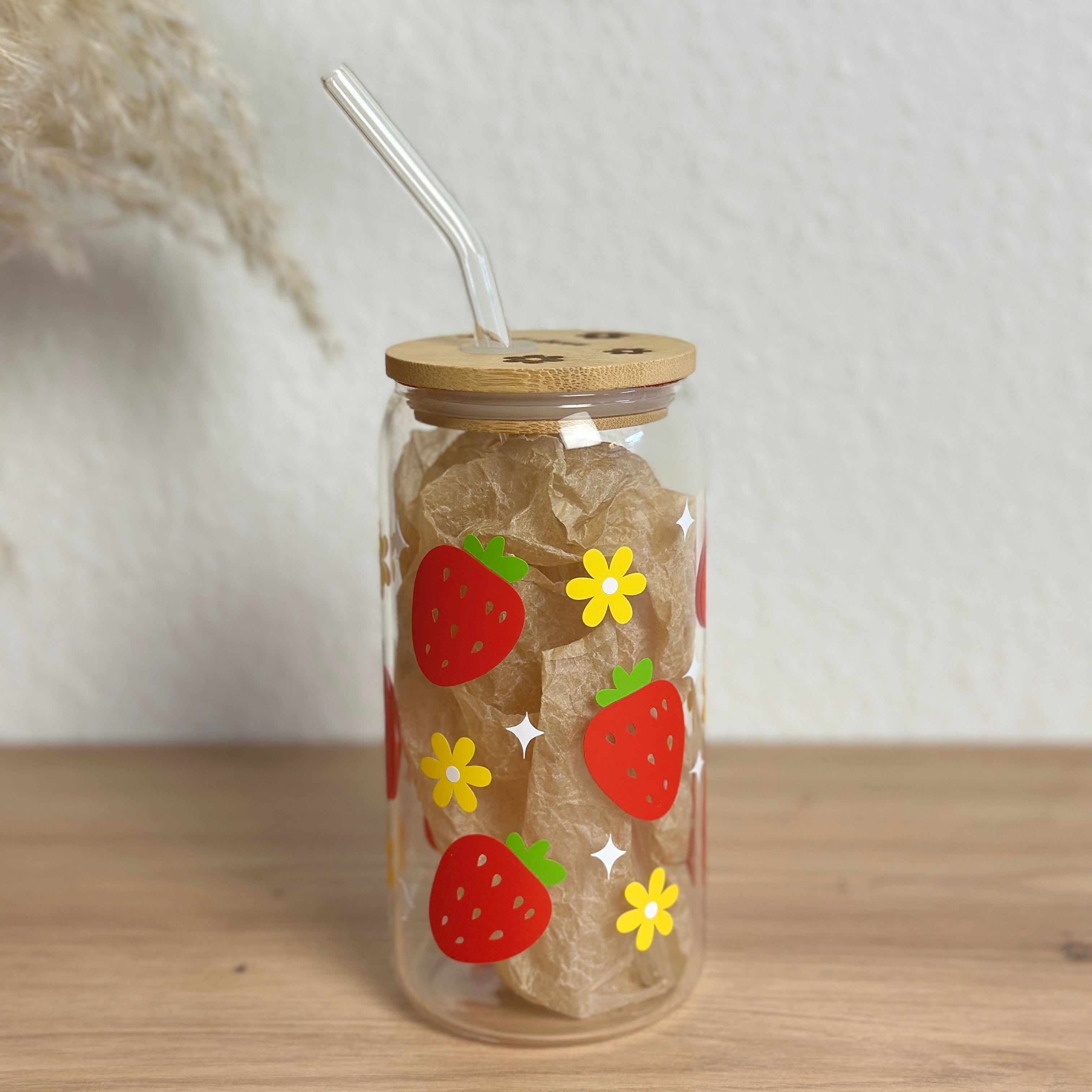 Glasbecher_Früchte_Erdbeeren_Blumen_mit_Strohhalm_gebogen