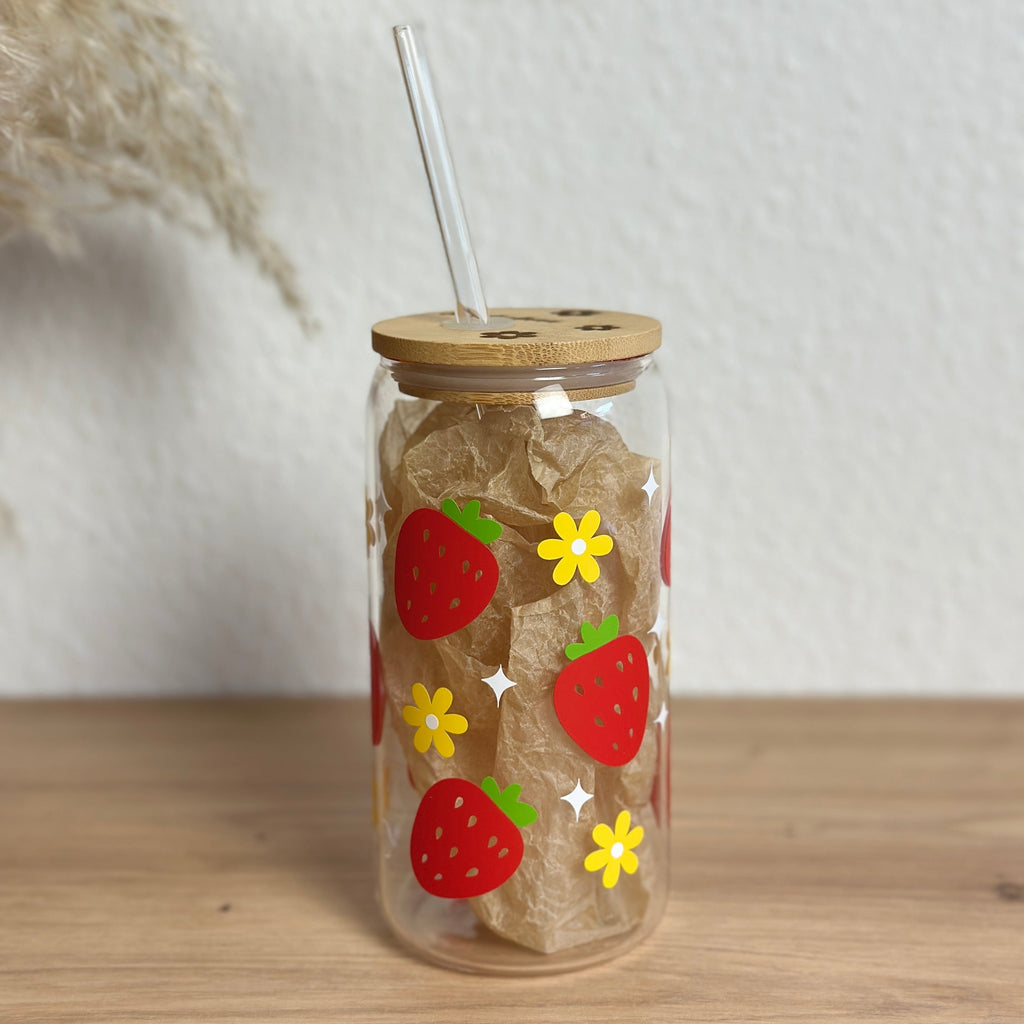 Glasbecher_Früchte_Erdbeeren_Blumen_mit_Strohhalm_gerade