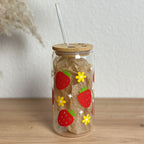 Glasbecher_Früchte_Erdbeeren_Blumen_mit_Strohhalm_gerade
