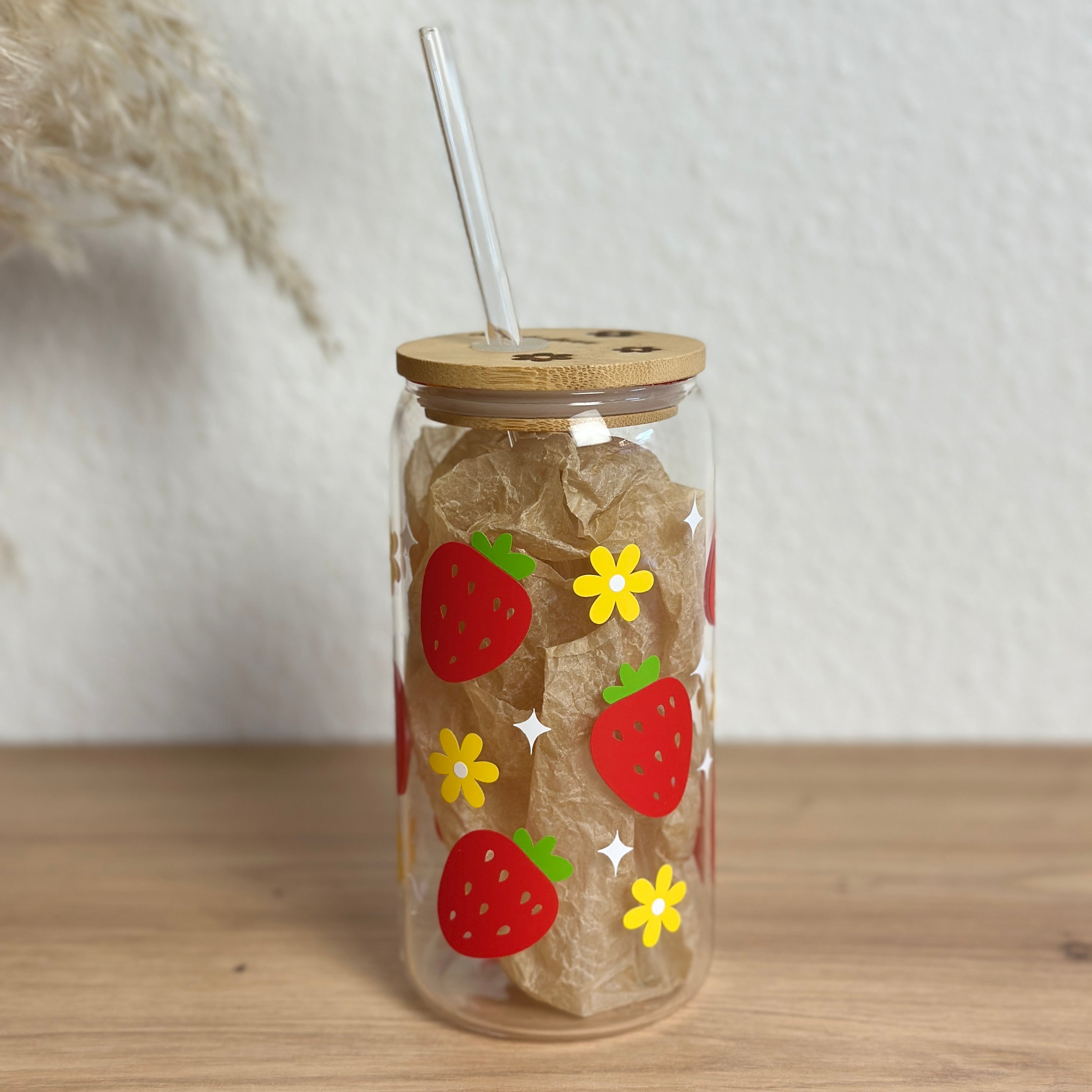 Glasbecher_Früchte_Erdbeeren_Blumen_mit_Strohhalm_gerade