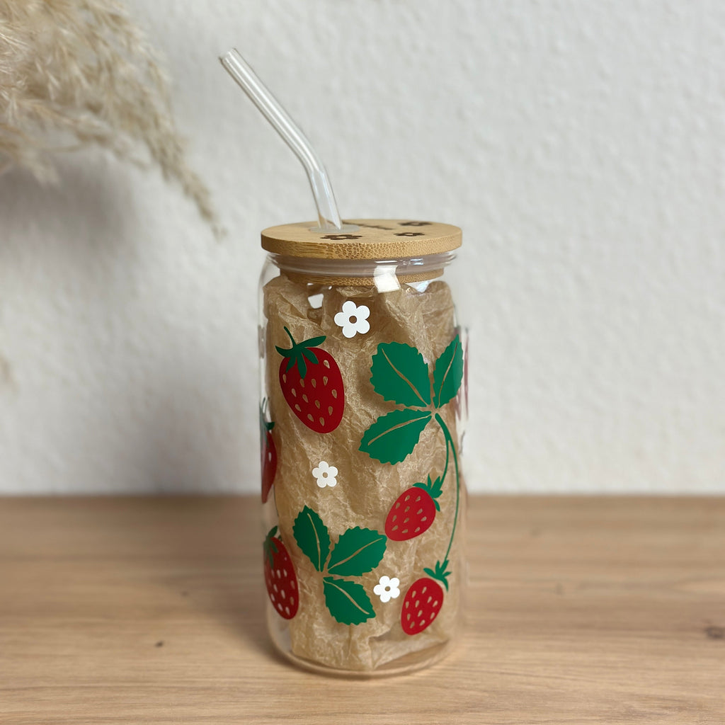 Glasbecher_Früchte_Erdbeeren mit Stiel_mit_Strohhalm_gebogen