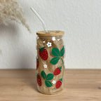 Glasbecher_Früchte_Erdbeeren mit Stiel_mit_Strohhalm_gebogen