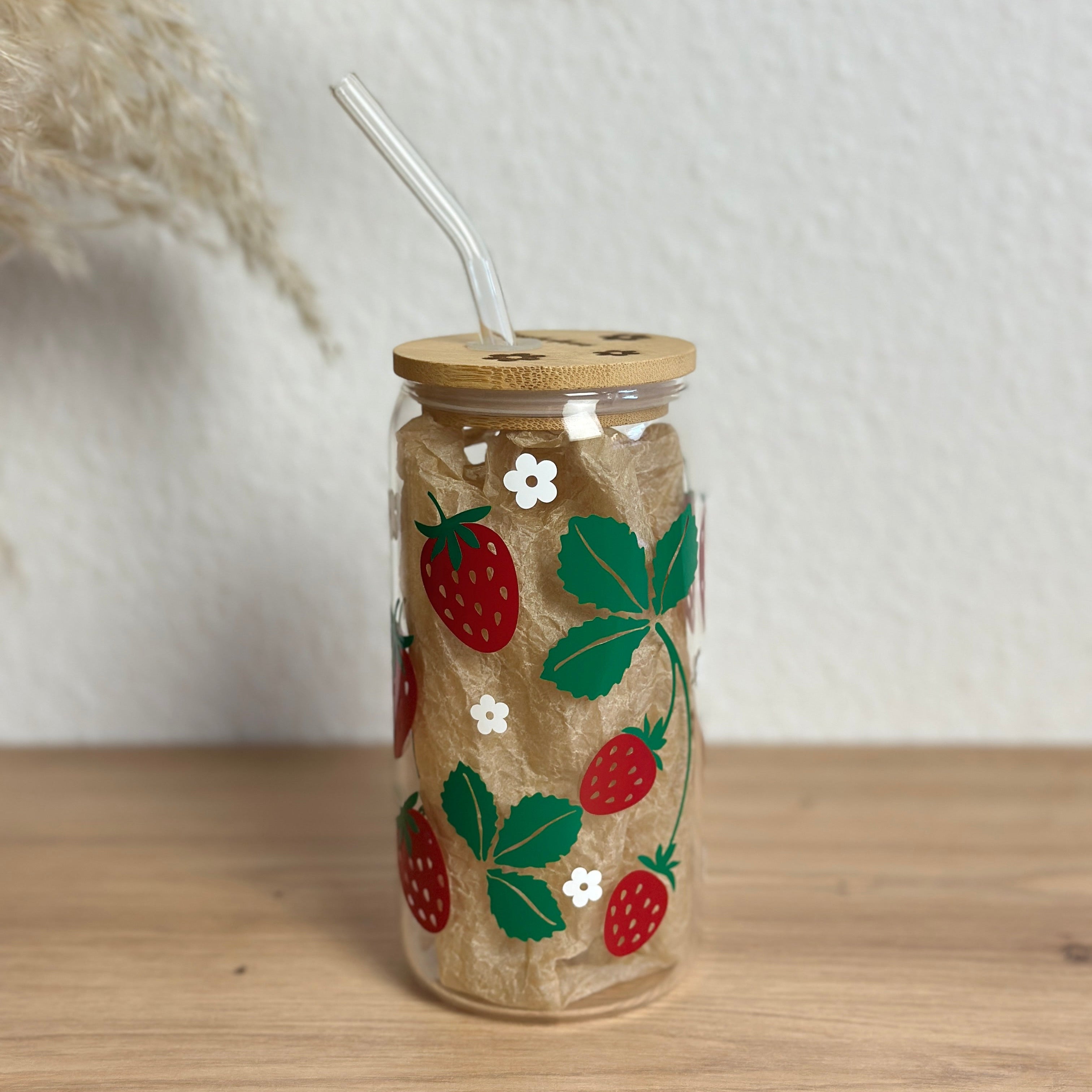 Glasbecher_Früchte_Erdbeeren mit Stiel_mit_Strohhalm_gebogen