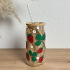 Glasbecher_Früchte_Erdbeeren mit Stiel_mit_Strohhalm_gerade