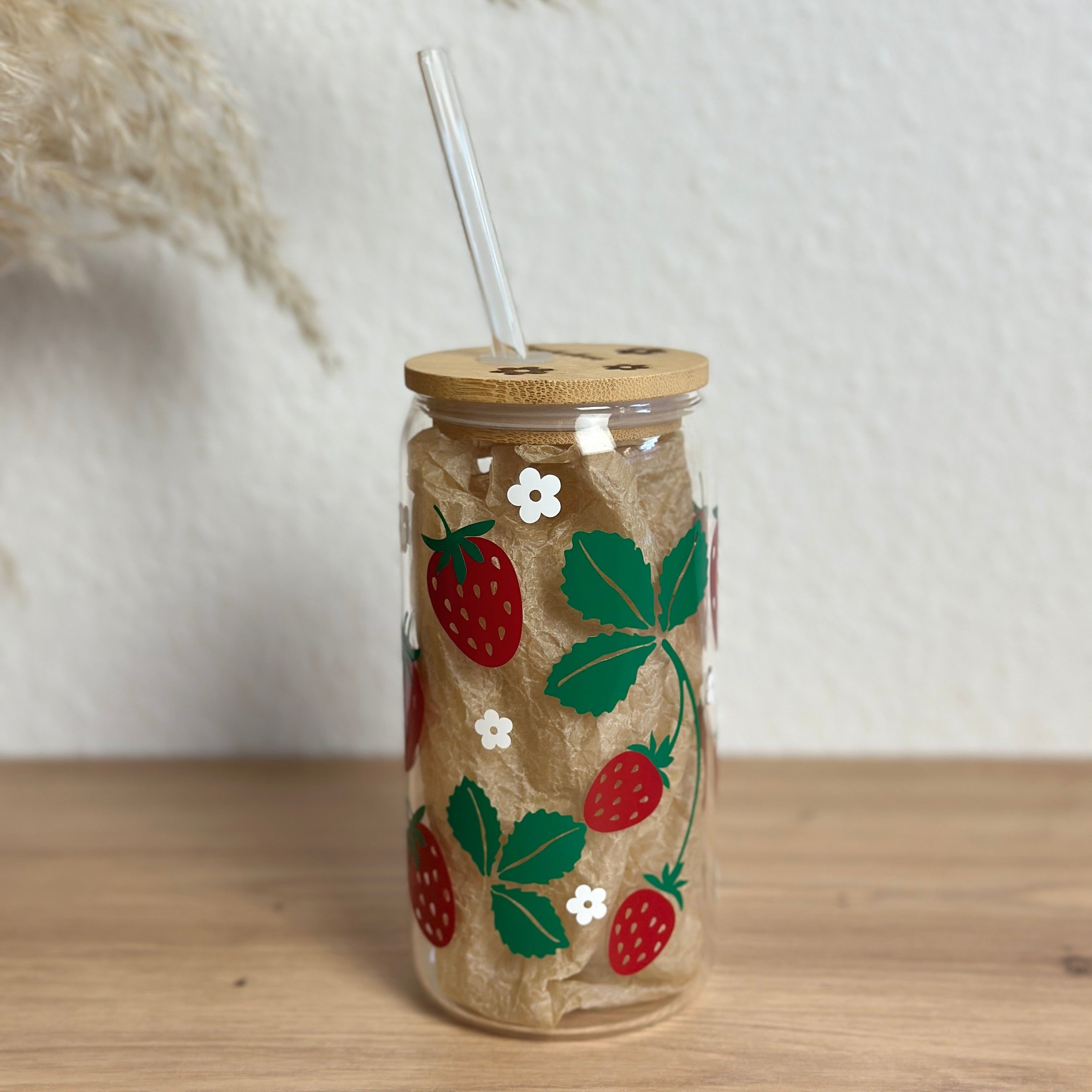 Glasbecher_Früchte_Erdbeeren mit Stiel_mit_Strohhalm_gerade