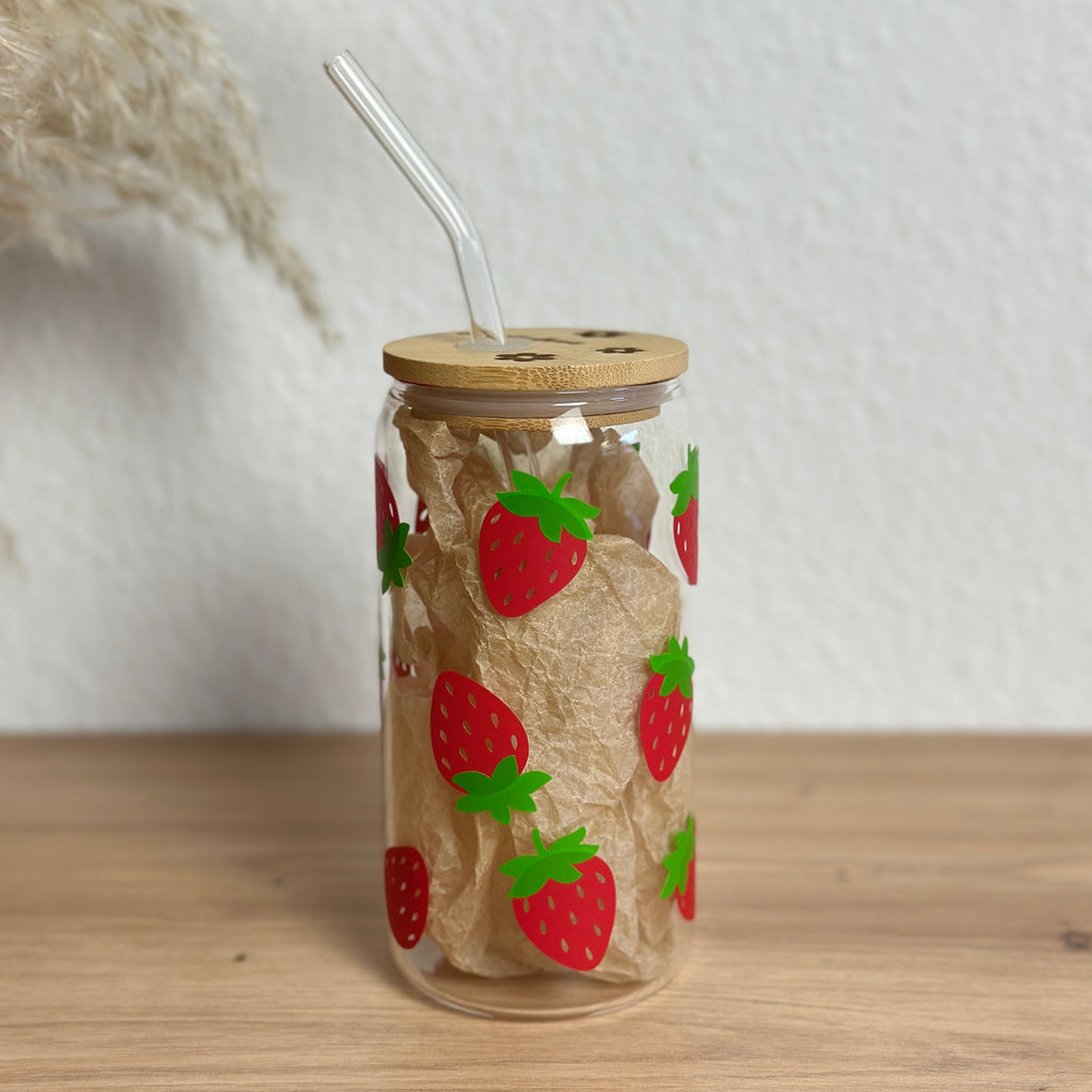Glasbecher_Früchte_Erdbeeren_mit_Strohhalm_gebogen