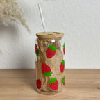 Glasbecher_Früchte_Erdbeeren_mit_Strohhalm_gerade