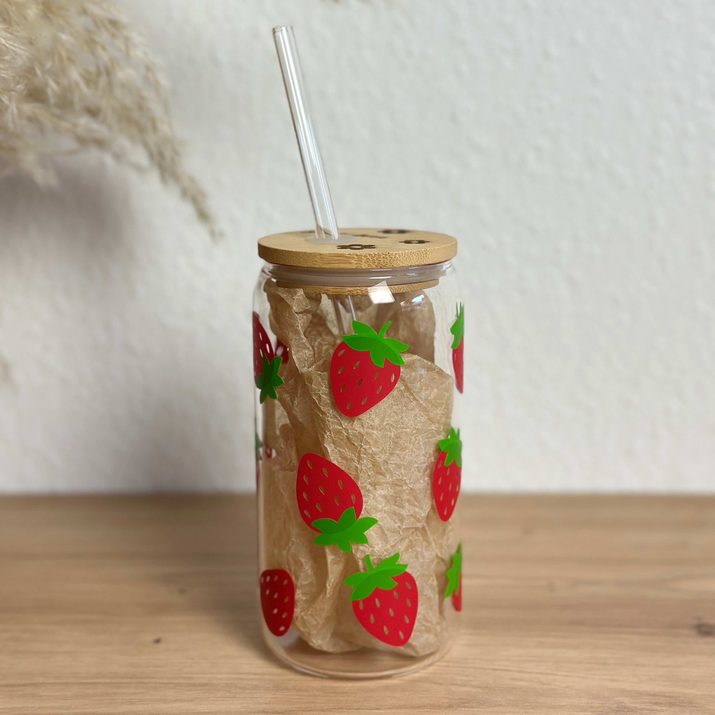 Glasbecher_Früchte_Erdbeeren_mit_Strohhalm_gerade