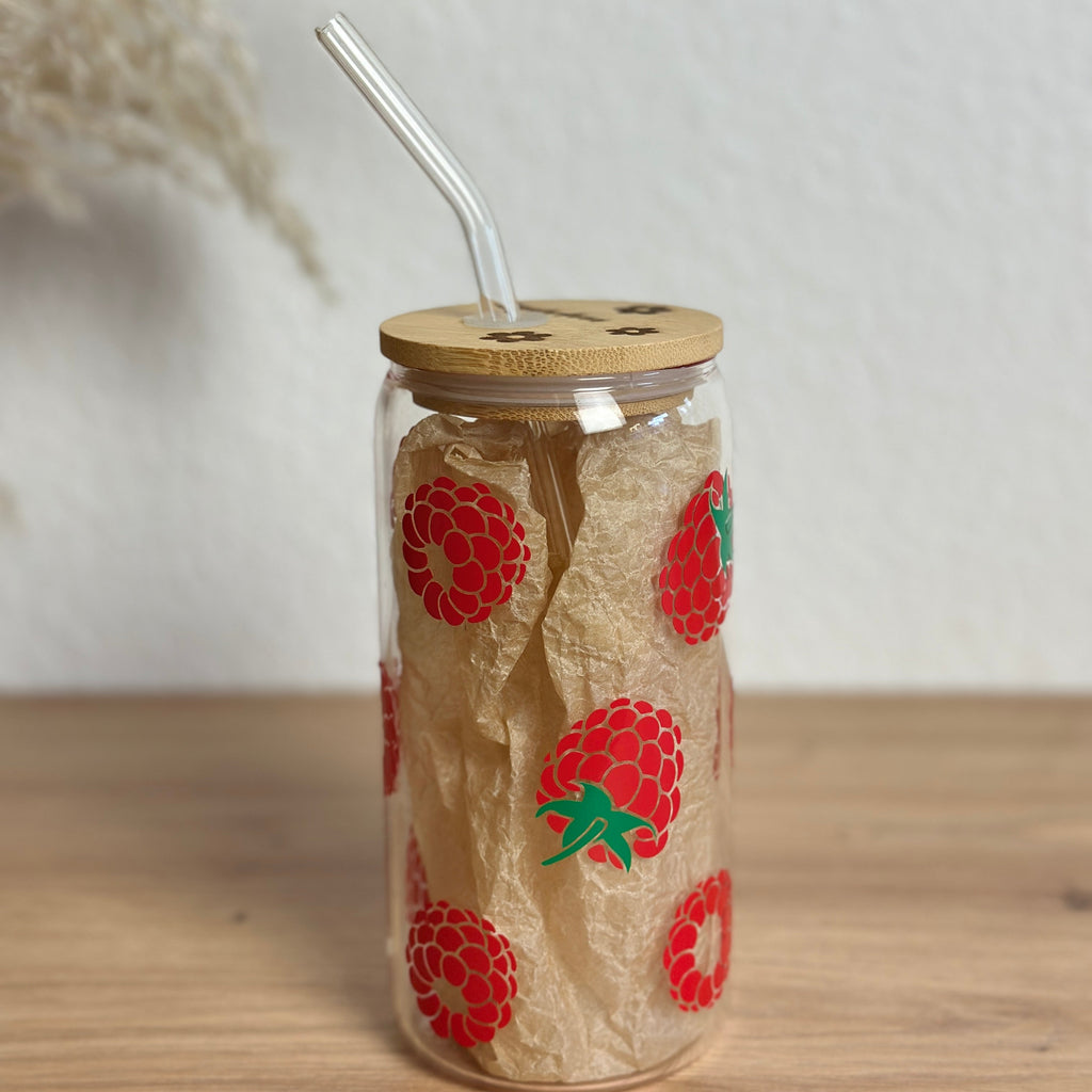 Glasbecher_Früchte_Himbeeren_mit_Strohhalm_gebogen