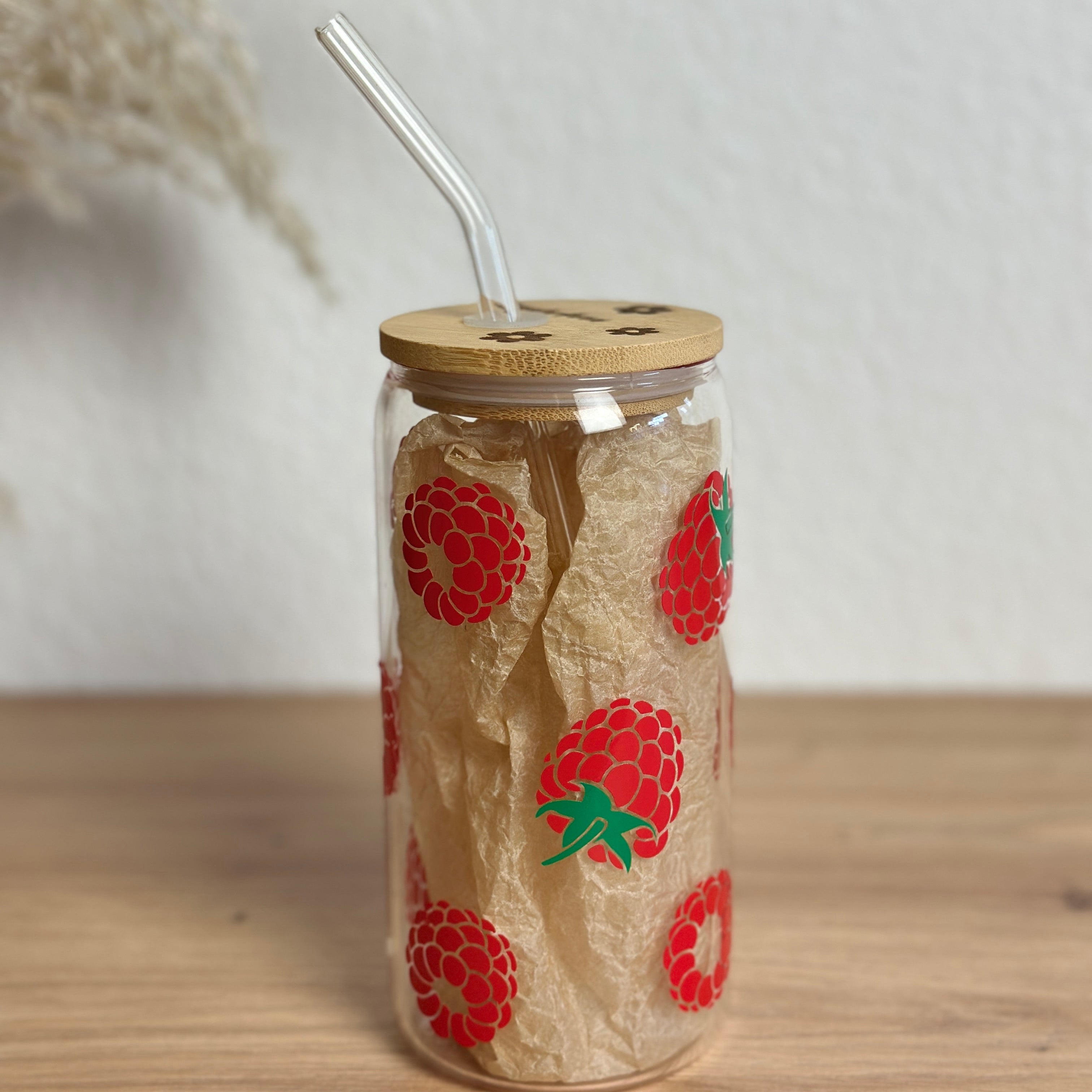 Glasbecher_Früchte_Himbeeren_mit_Strohhalm_gebogen