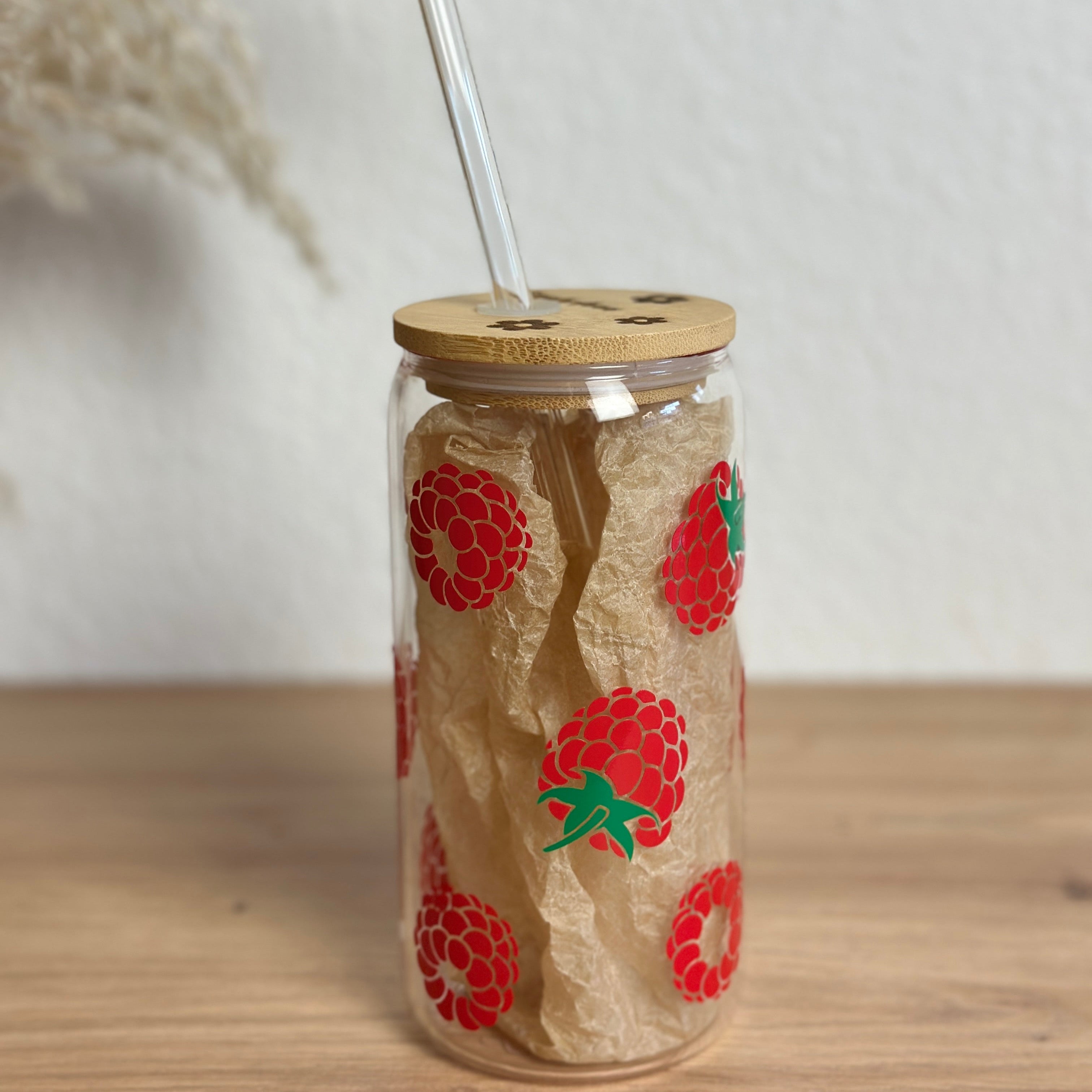 Glasbecher_Früchte_Himbeeren_mit_Strohhalm_gerade