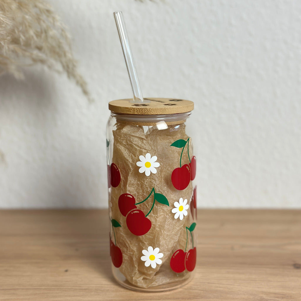 Glasbecher_Früchte_Kirschen_Blumen_mit_Strohhalm_gerade