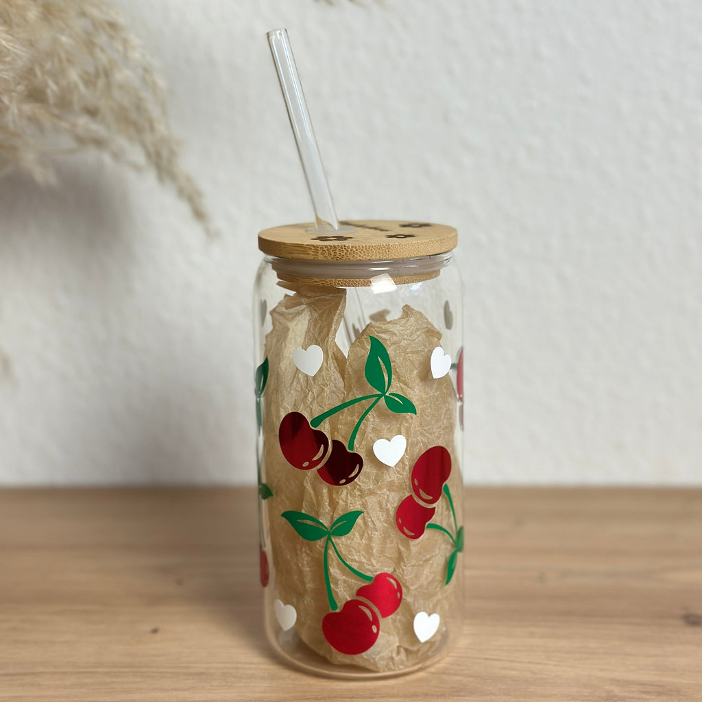 Glasbecher_Früchte_Kirschen_Herz_mit_Strohhalm_gerade