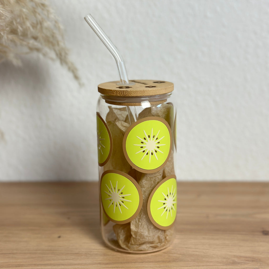 Glasbecher_Früchte_Kiwi_mit_Strohhalm_gebogen